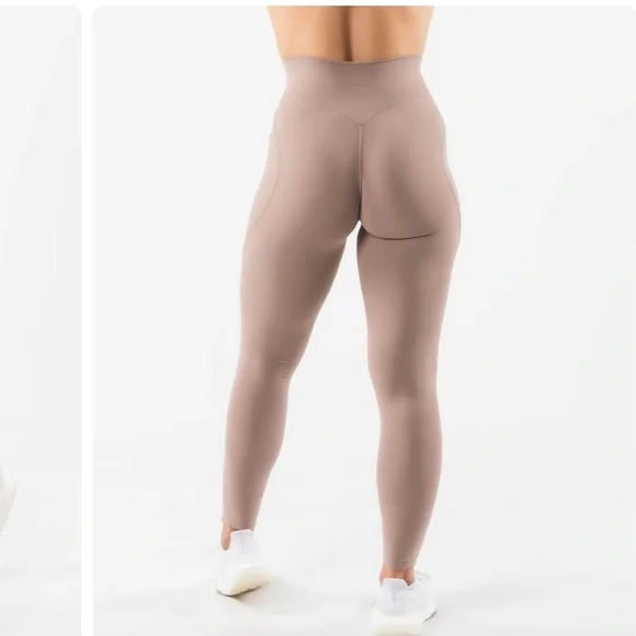 Aura Ultra-High Rise Legging - Sand - Picture 4 of 6